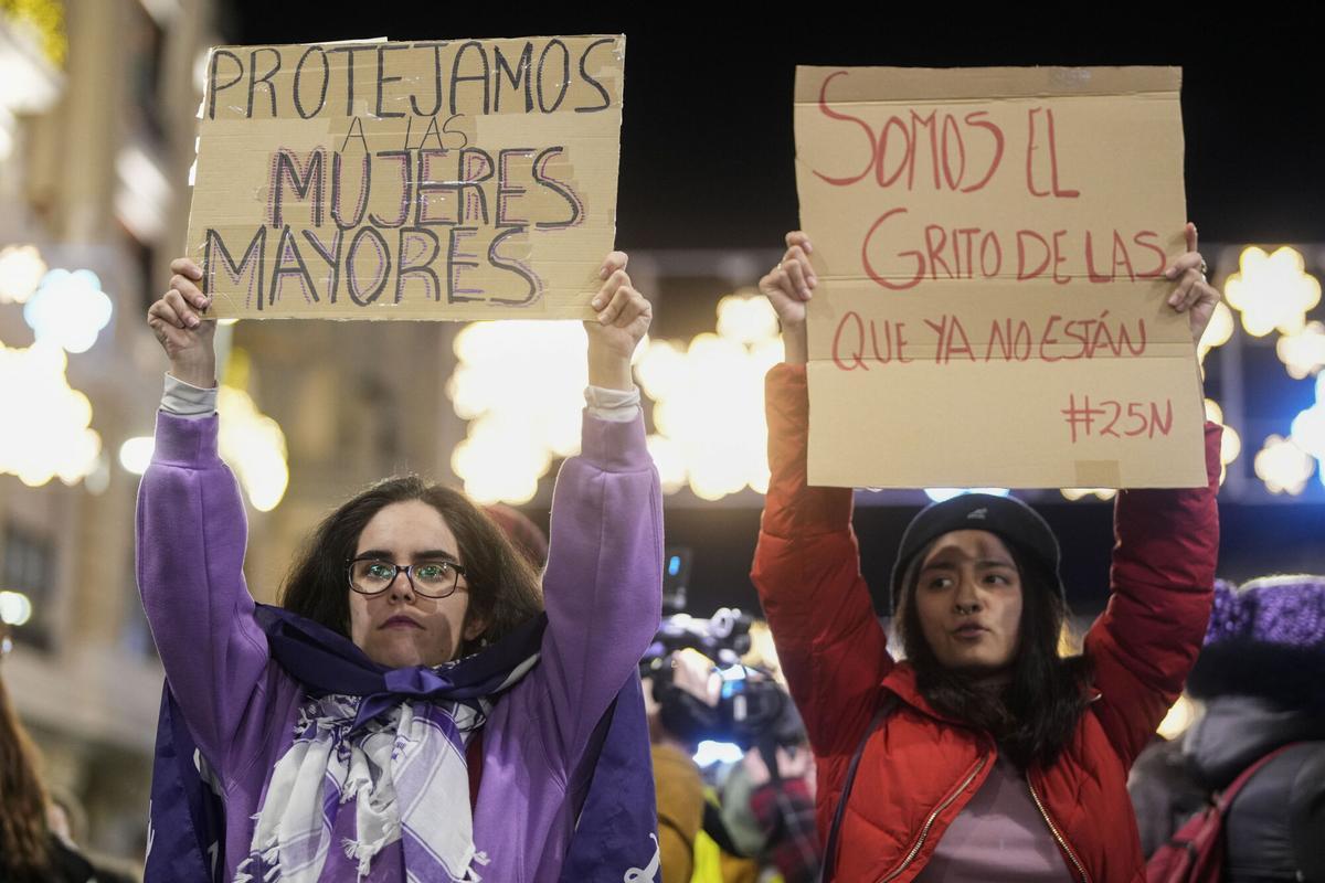Varias personas participan en una manifestación convocada en Madrid por el Día Internacional de la Eliminación de la Violencia contra la Mujer