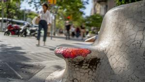 Uno de los coloridos parches de Juncosa tapa un agujero del trencadís en un banco del paseo de Gràcia.