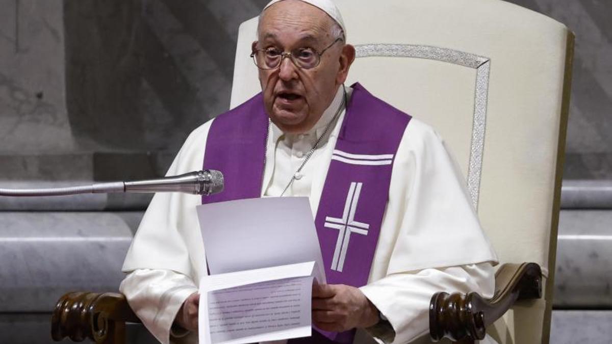 El Papa Francisco habla durante una vigilia penitencial.