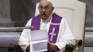 El Papa Francisco habla durante una vigilia penitencial.