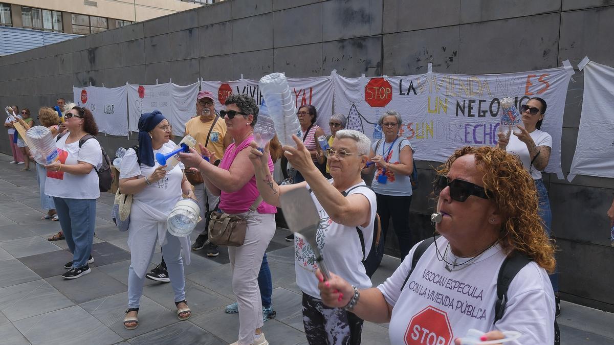 Miembros de la Plataforma Viviendas sociales en Lucha se manifiestan ante el edificio Múltiples II en la capital grancanaria.