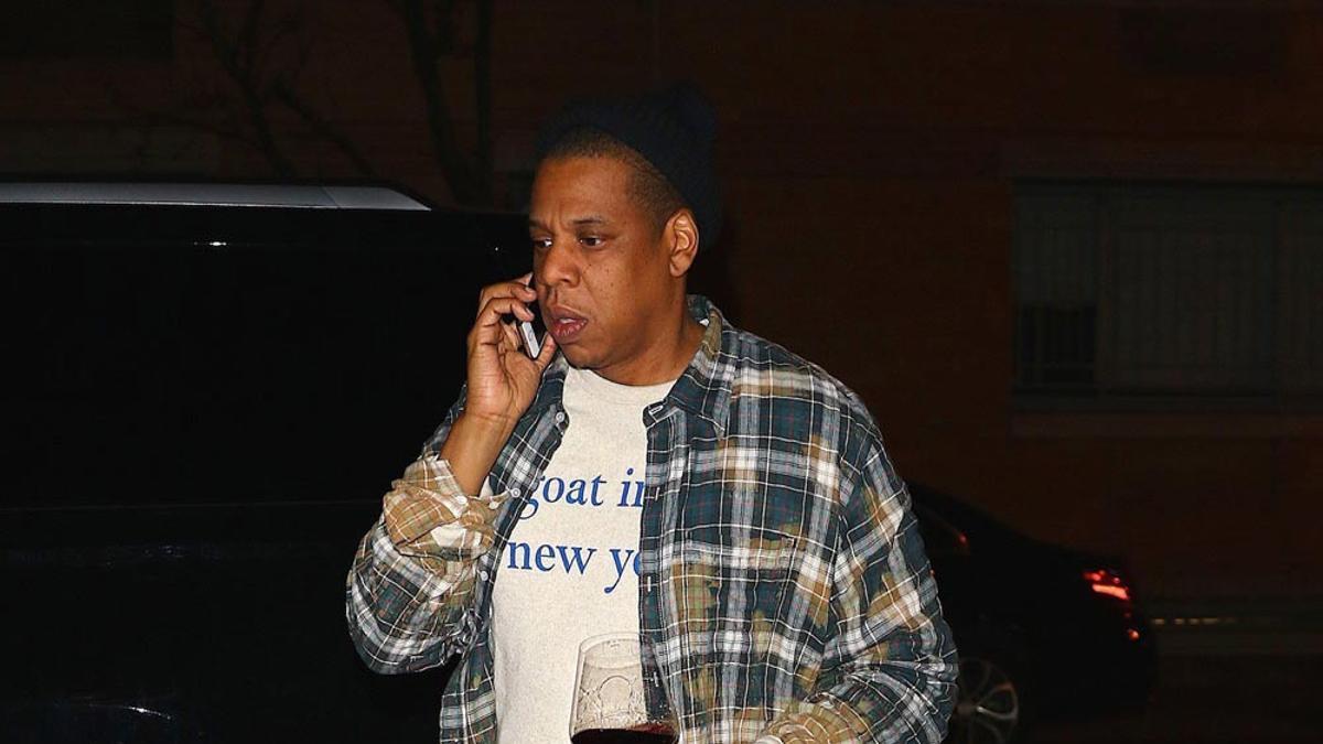 Jay-Z con copa de vino en mano