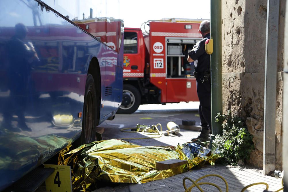 Muere un motorista al chocar con un autobús de la EMT en Palma