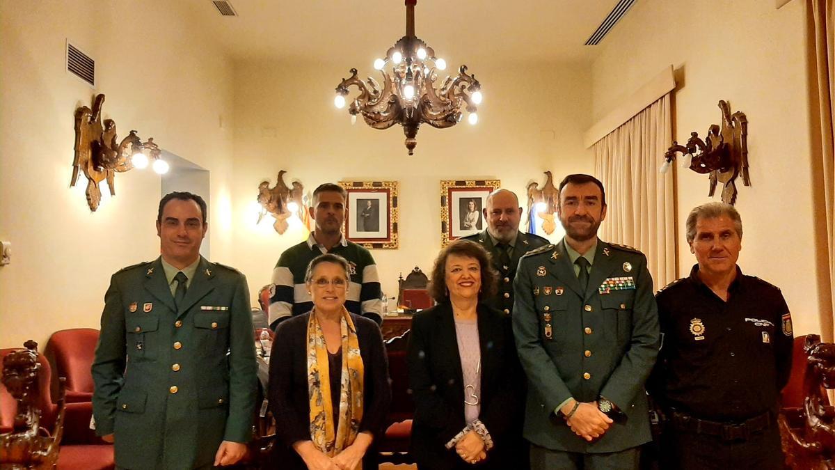 Rafaela Valenzuela (c), Carmen Flores (2i), Juan Carretero (2d), junto a otros representantes de las fuerzas y cuerpos de seguridad.