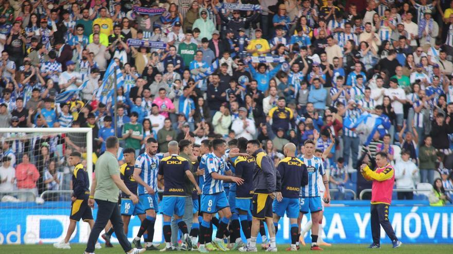 Los jugadores deportivistas, con la grada al fondo, tras el partido contra la Cultural Leonesa. |  // IAGO LÓPEZ