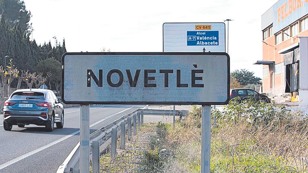 Cartel de entrada al municipio de Novetlé, en la Costera.