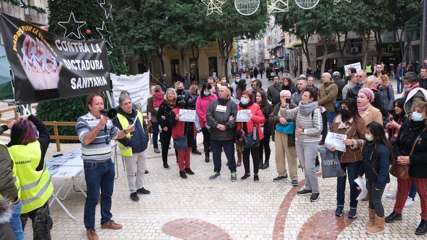 Antivacunas se rebelan en Elche contra el pasaporte covid y la inoculación de niños