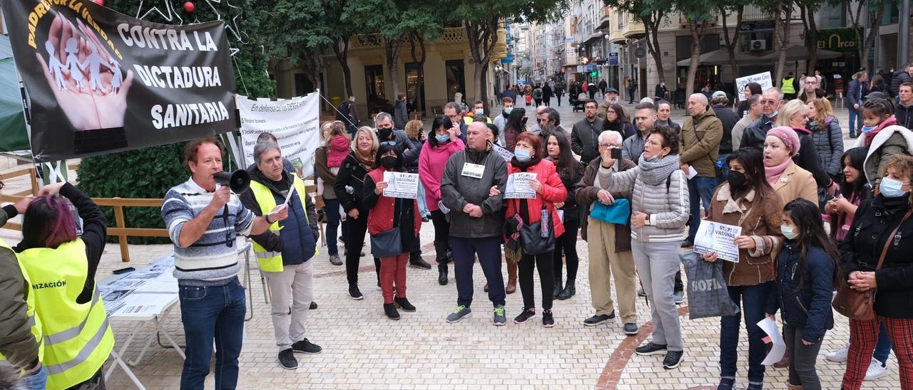 Concentración de antivacunas en Elche contra el certificado covid y la inoculación de niños