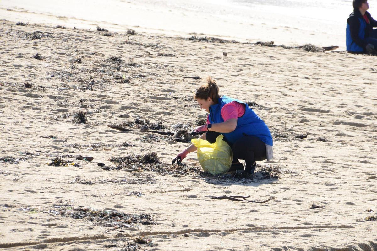 La limpieza de la playa de Area de Bon, en Bueu, en imágenes (I)