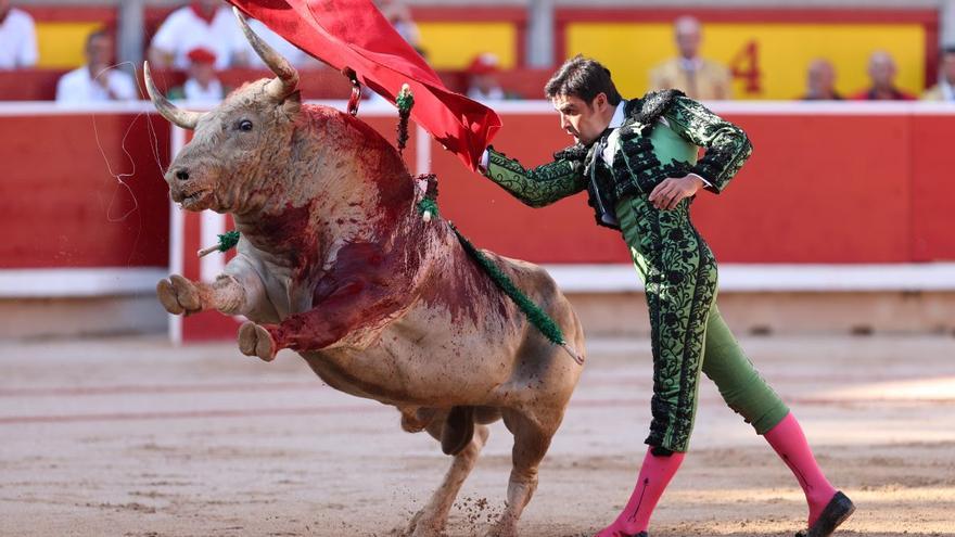 Los extremeños Perera y Ginés Marín, a hombros en otro derroche orejero ante buenos &#039;fuenteymbros&#039; en Pamplona