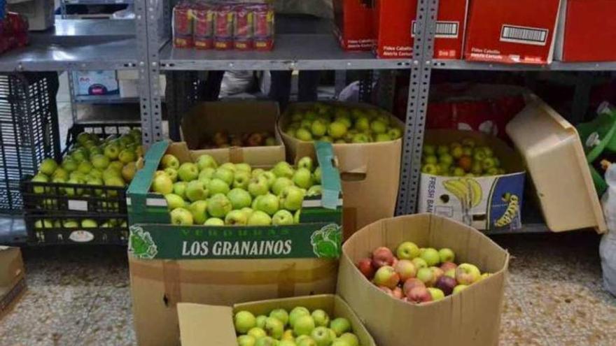 Cajas de manzanas donadas a Cáritas en la última campaña de recogida de alimentos.