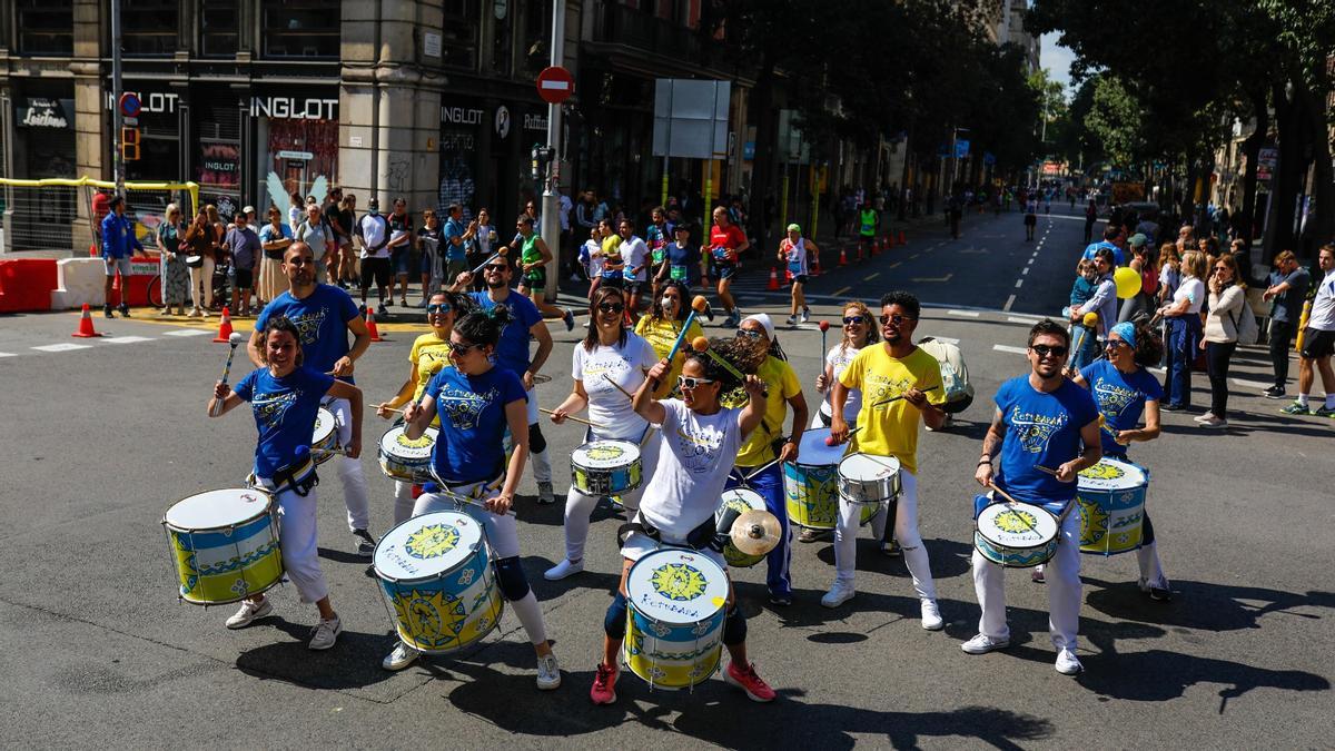 Una batucada en la Via Laietana toca durante la Marató de Barcelona 2022