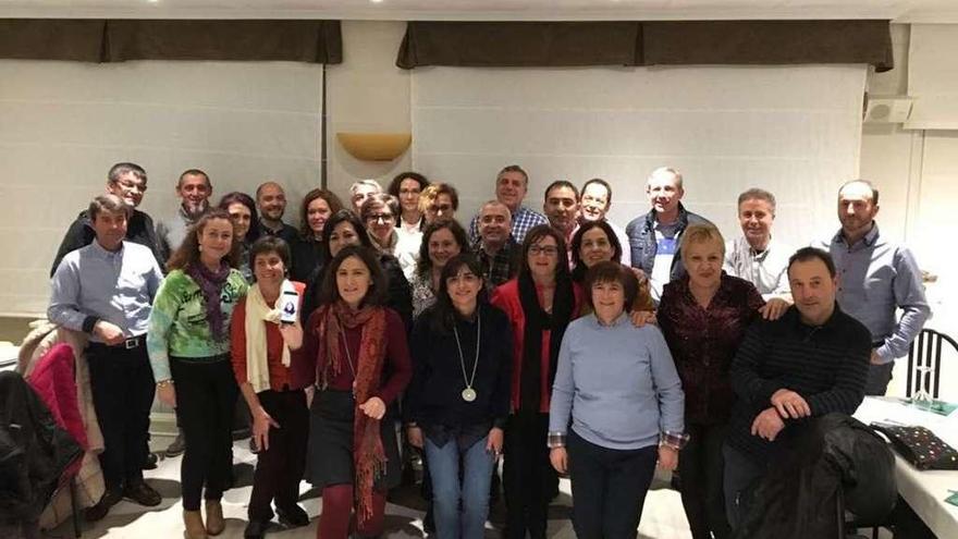 Exalumnos del colegio &quot;El Tera&quot; posan antes de la celebración.