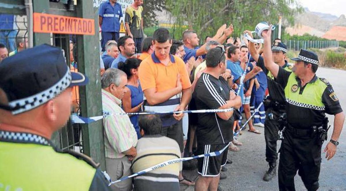 Una protesta de los trabajadores, el día que el Ayuntamiento acordó la clausura.