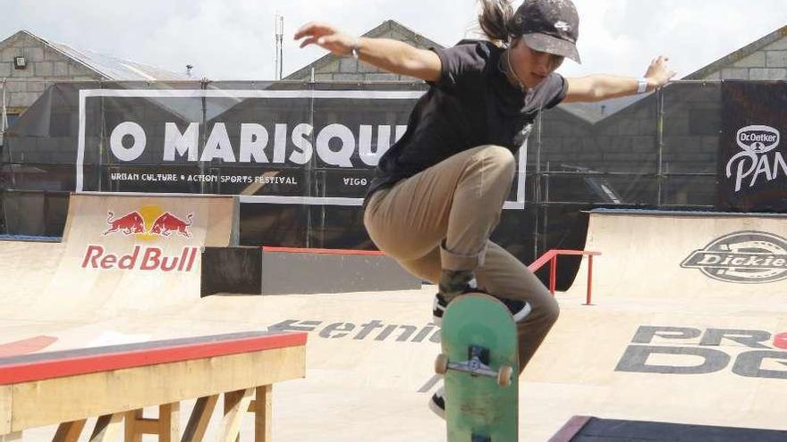 Melisa Ruiz durante su exhibición en la pista de skate. // Alba Villar