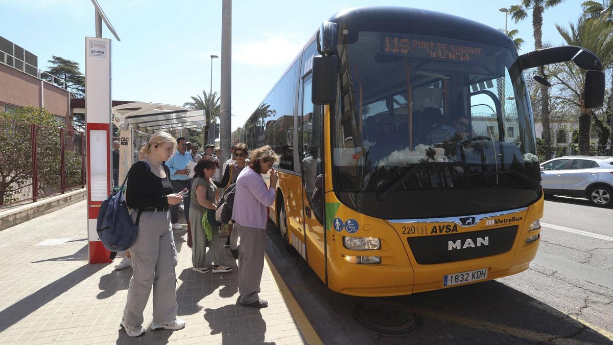 Autobús que cubre el servicio entre Valècia y Sagunt.