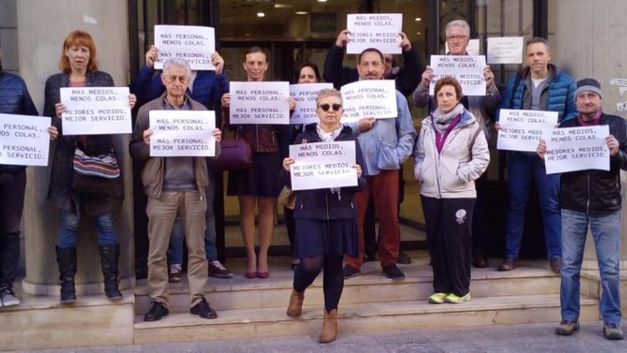 Trabajadores del Ayuntamiento de Sagunt protestan por la falta de personal en el SAIC