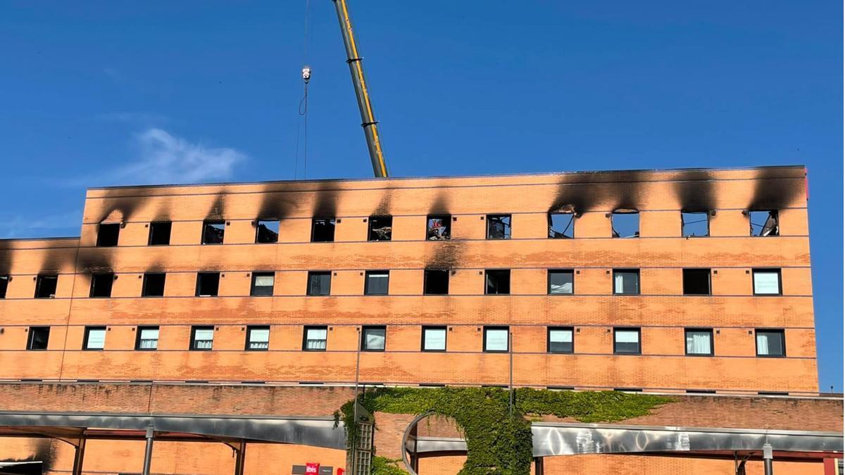 Retirada de la cubierta del hotel Ibis
