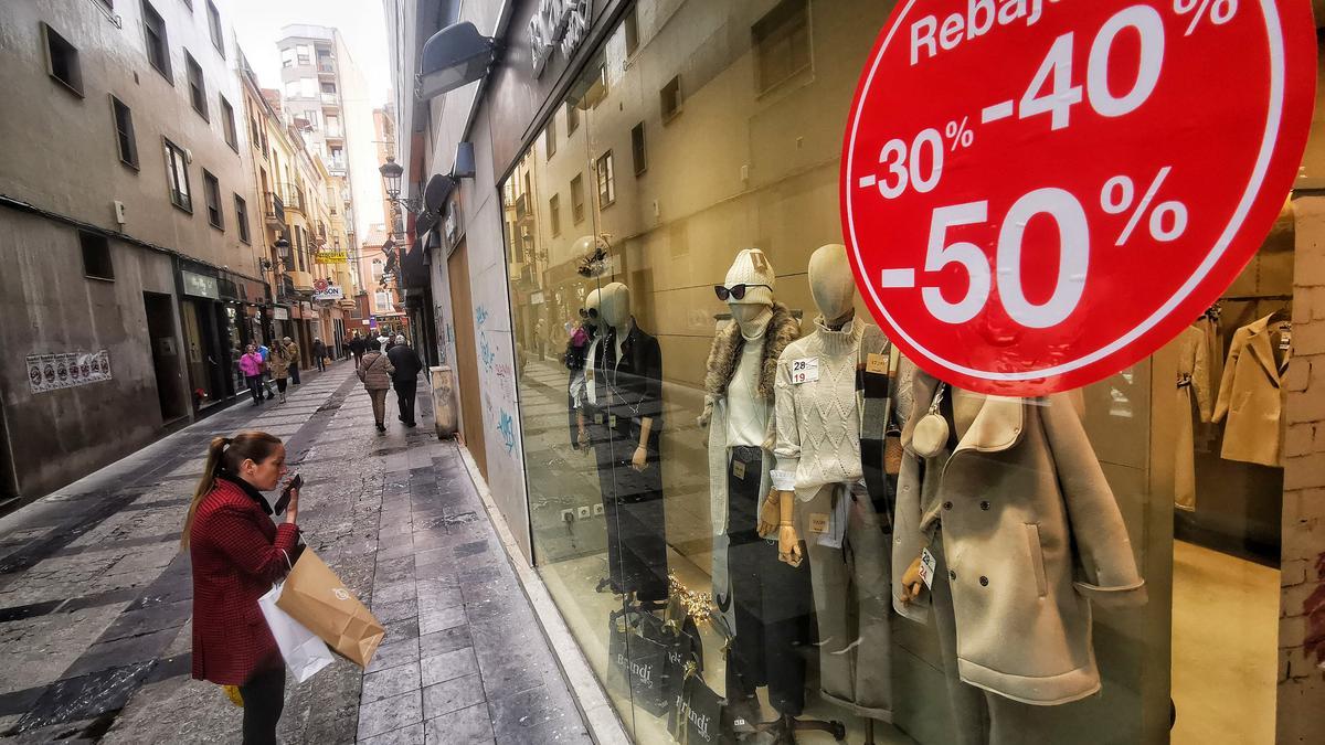 Algunos comercios de Castellón ya ha han adelantado el periodo de rebajas.