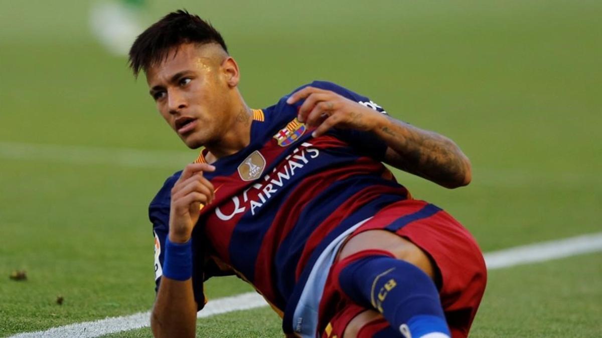 Neymar en el suelo contra el Betis