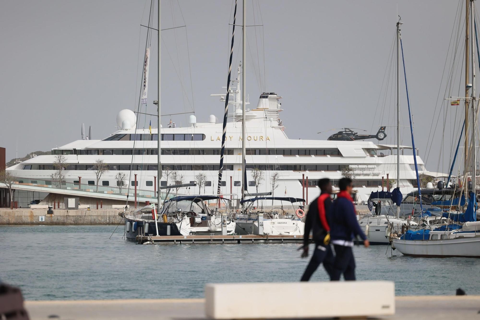 El megayate 'Lady Moura' estrena la temporada en la nueva marina del puerto de Ibiza