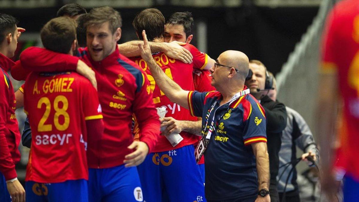 Ribera celebra con sus jugadores la clasificación para los preolímpicos