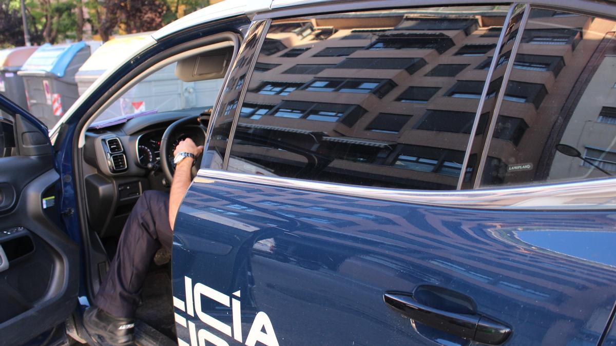 Policía Nacional en un coche patrulla