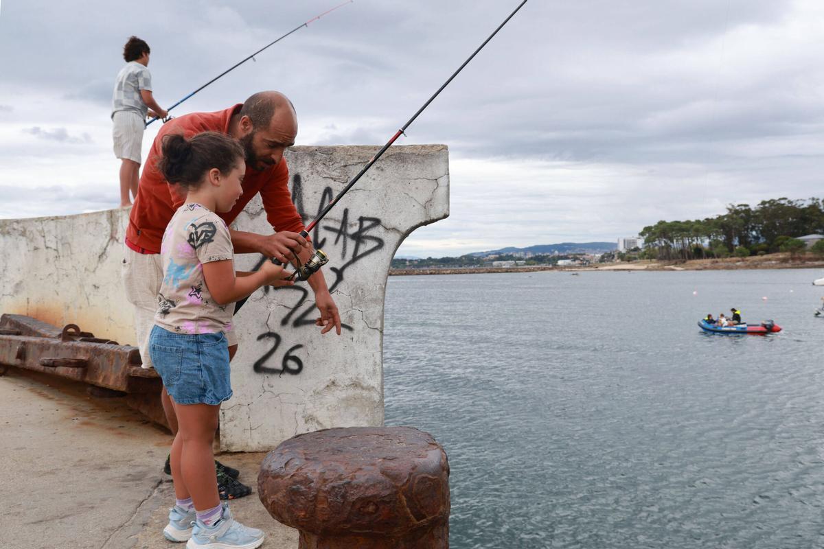 Aficionados a la pesca recreativa disfrutando de la jornada de ayer en Vigo.