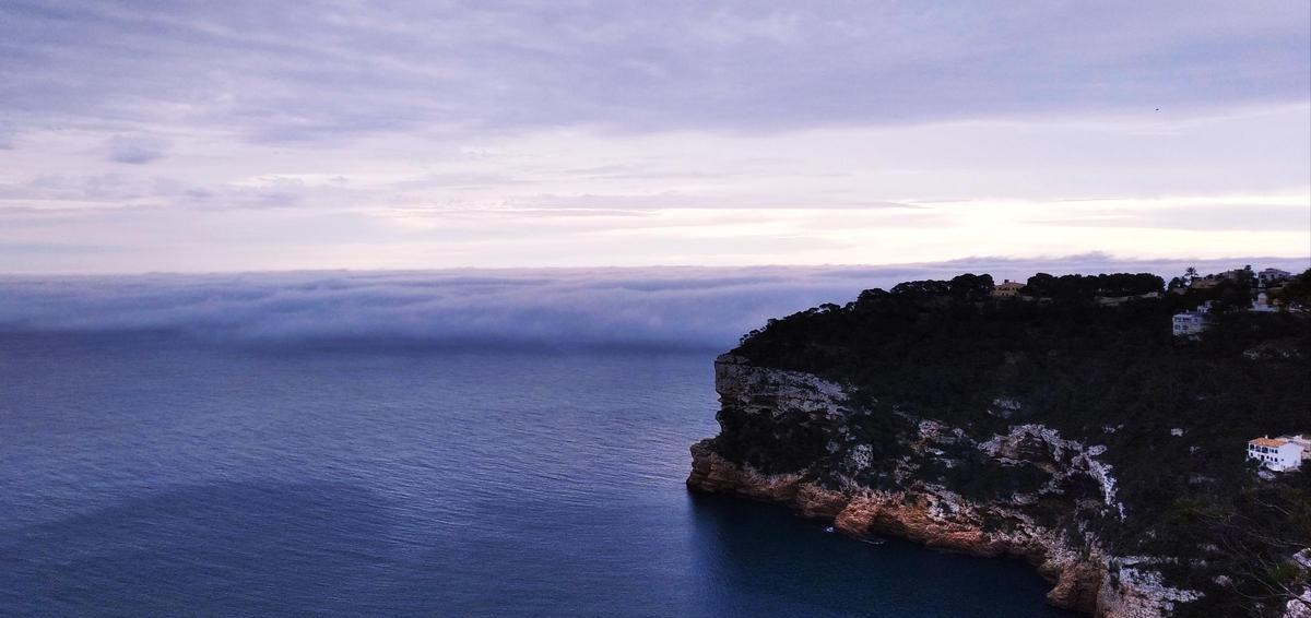 El "mar" de nubes avanza hacia la costa.