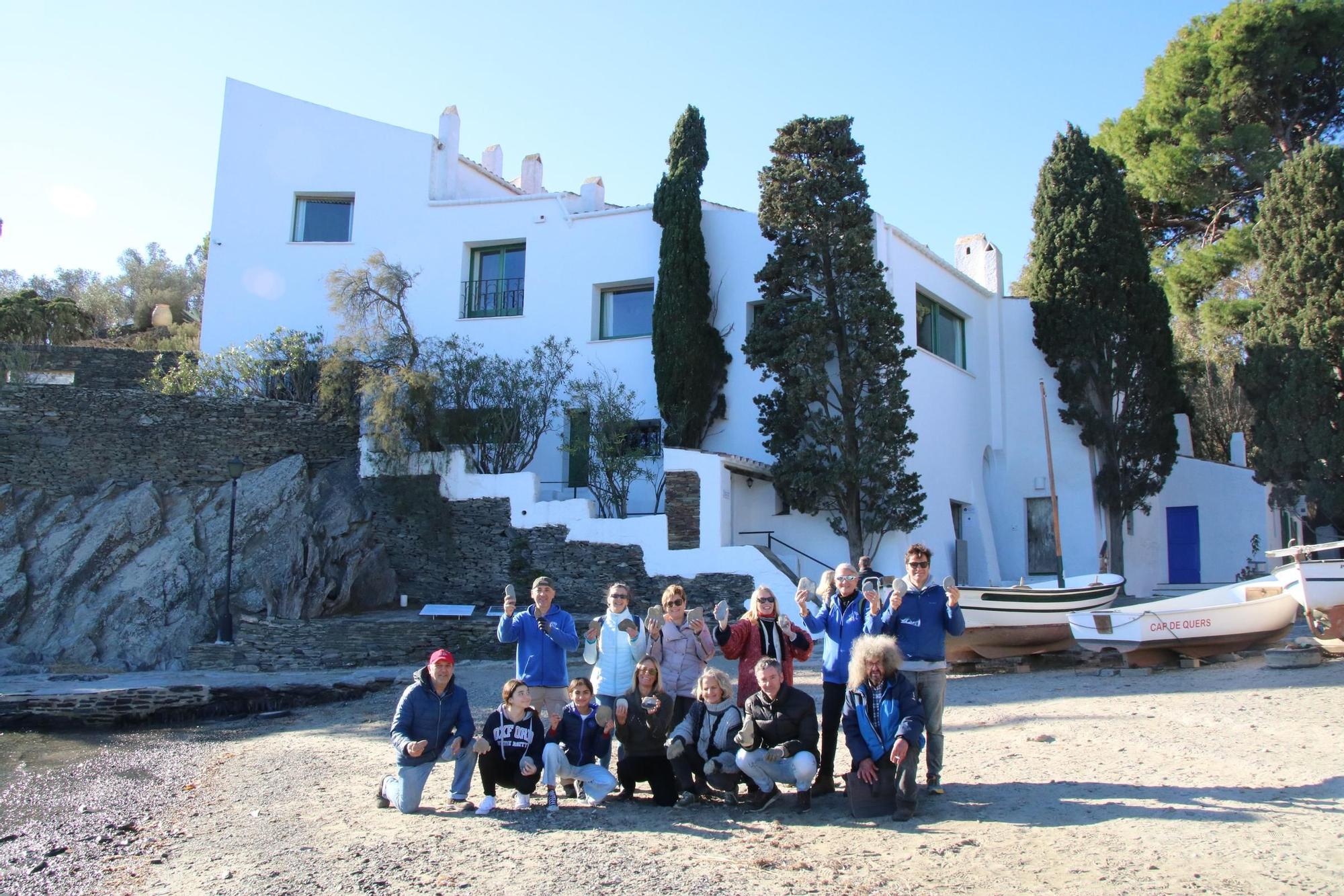 Reivindiquen les "passanelles" de Cadaqués amb el retorn d'una tona d'aquestes pedres a la platja de Port Lligat