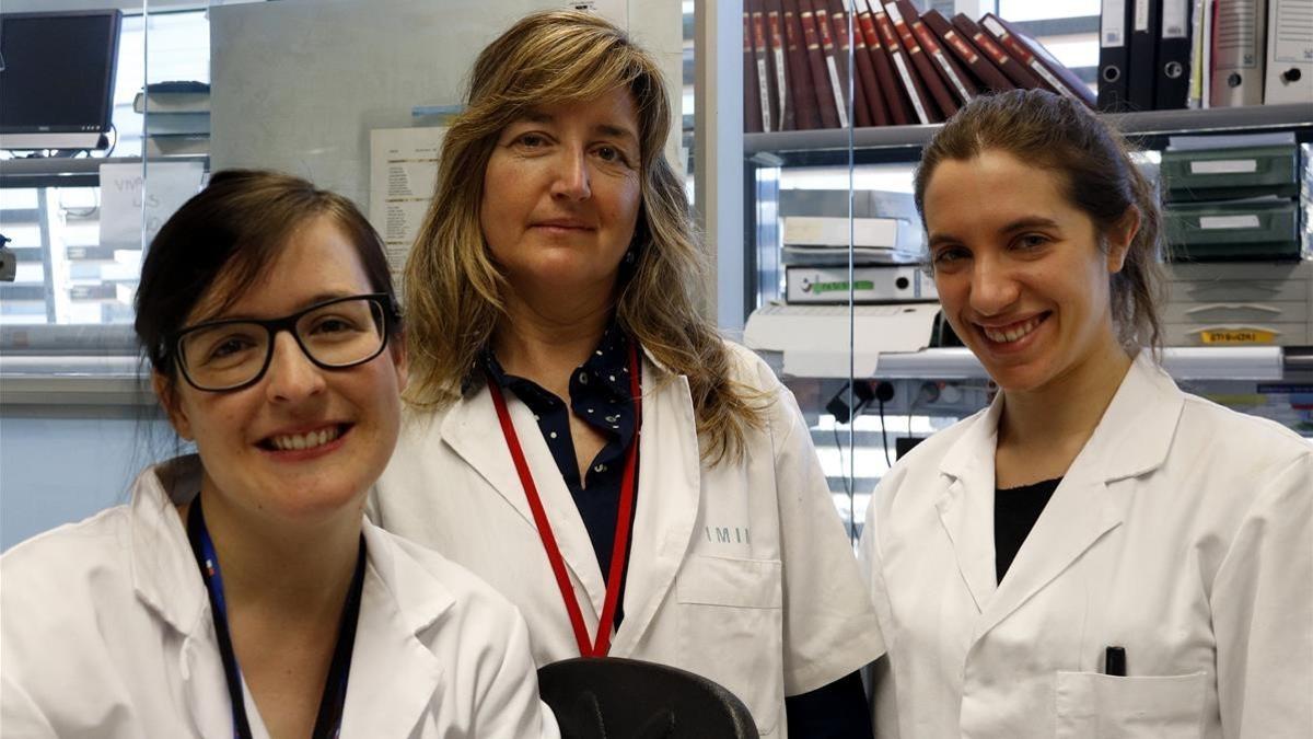 Las investigadoras del Institut Hospital del Mar d'Investigacions Mediques Neus Martínez, Pilar Navarro y Judith Vinaixa.