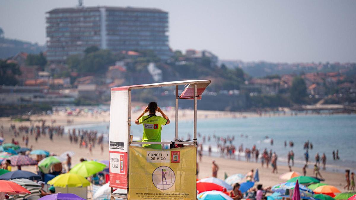 Que nunca debe faltar en tu bolsa de la playa: toalla, sombrilla, crema solar... y un kit casero de rescate
