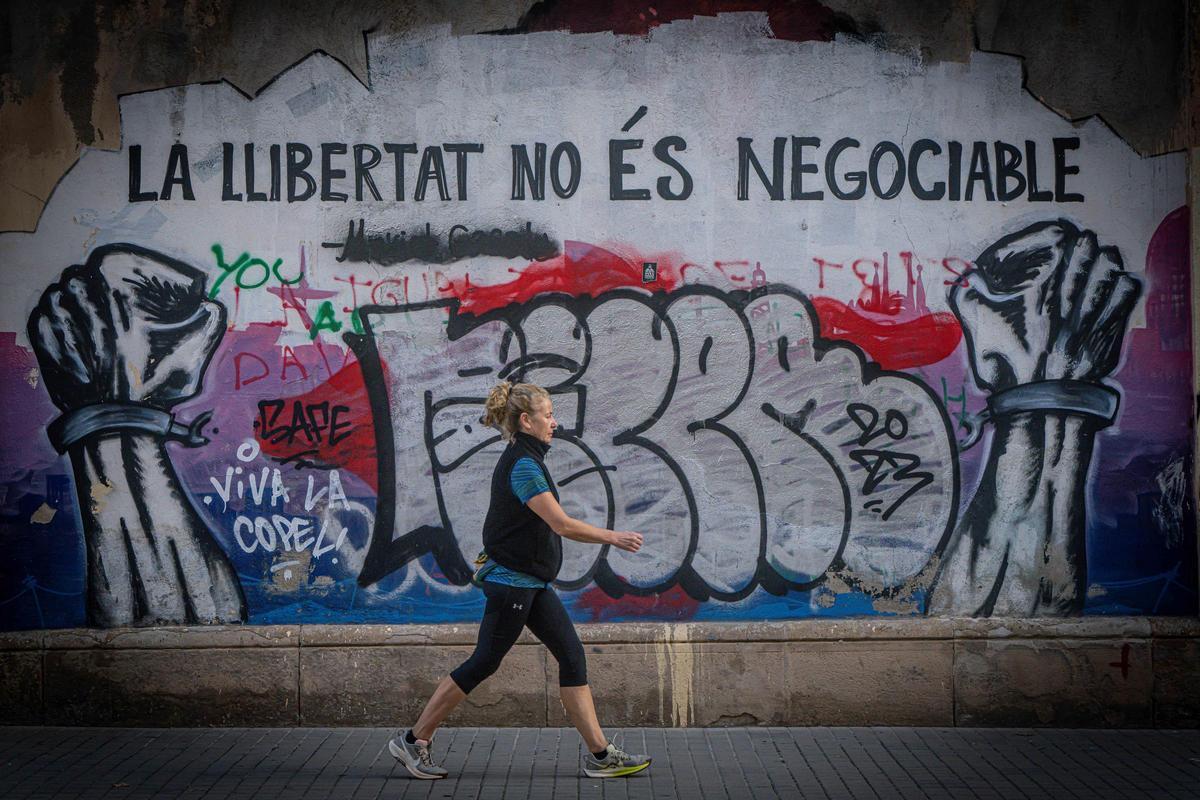 Murales pintados en las paredes de la cárcel Modelo de Barcelona