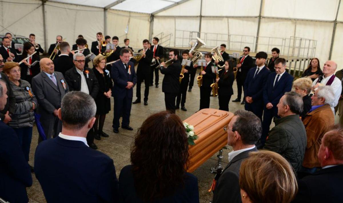 Moaña se vuelca para despedir a su cronista oficial con un emotivo funeral en San Martiño