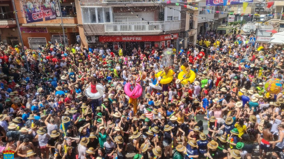 La festividad del municipio reune cerca de medio centenar de actos, destacando los desfiles de Moros y Cristianos y el día del patrón.
