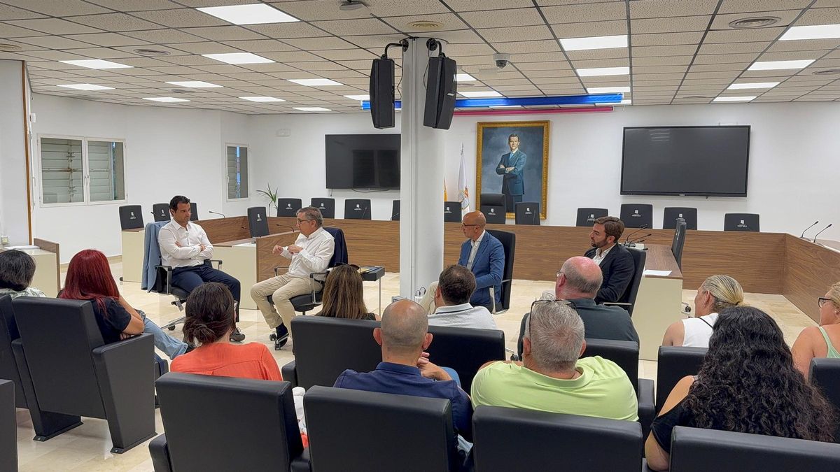 Reunión del conseller con las AMPA de Torrevieja y la FAPA Gabriel Miró