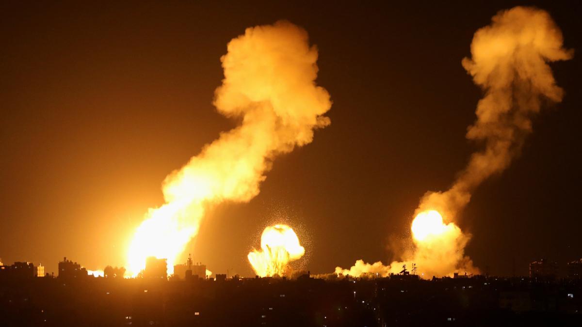 Columnas de humo en Gaza por los ataques de Israel.