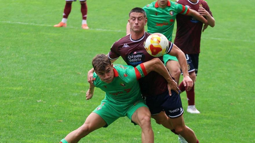 Miguel Cuesta pelea por un balón frente a Osasuna Promesas. | Gustavo Santos