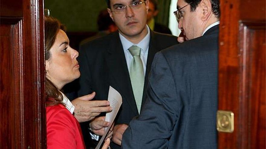 Soraya Sáenz conversa con Ayllón y Jané, ayer en el Congreso.