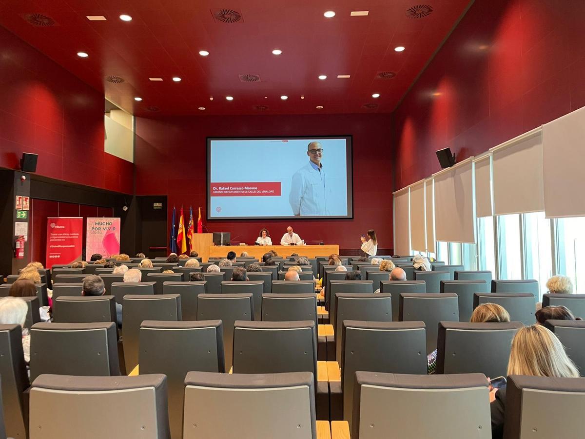 El Consejo de Pacientes del Hospital del Vinalopó recibía este lunes a las socias de Amacmec en Elche