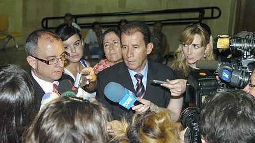 Juan Morales , imputado en una trama de corrupción urbanística en Totana, atiende a los periodistas en el Palacio de Justicia acompañado por su abogado, José María Caballero.