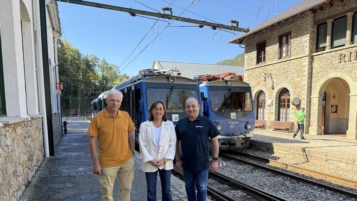 El president del Consell Comarcal del Ripollès, Amadeu Rosell, amb la consellera Paneque i el president de Ferrocarrils de la Generalitat de Catalunya (FGC), Carles Ruiz