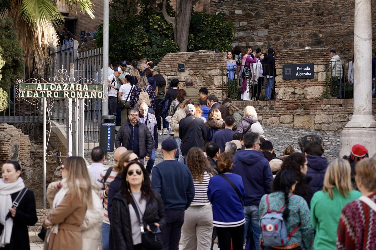 Ambiente en el entorno de la Alcazaba, durante el puente de diciembre.