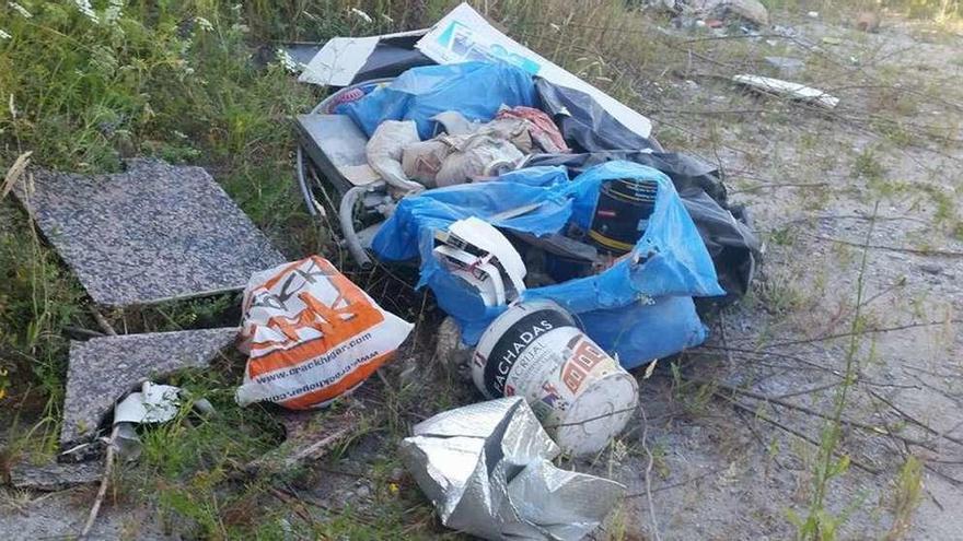 Vertido localizado en las inmediaciones del río Gafos. // Vaipolorío