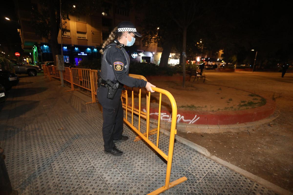 Una agente prepara las vallas en la plaza de Honduras.