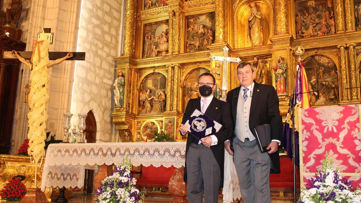 El pregonero Rafael Ramírez junto al presentador Juan Jiménez.