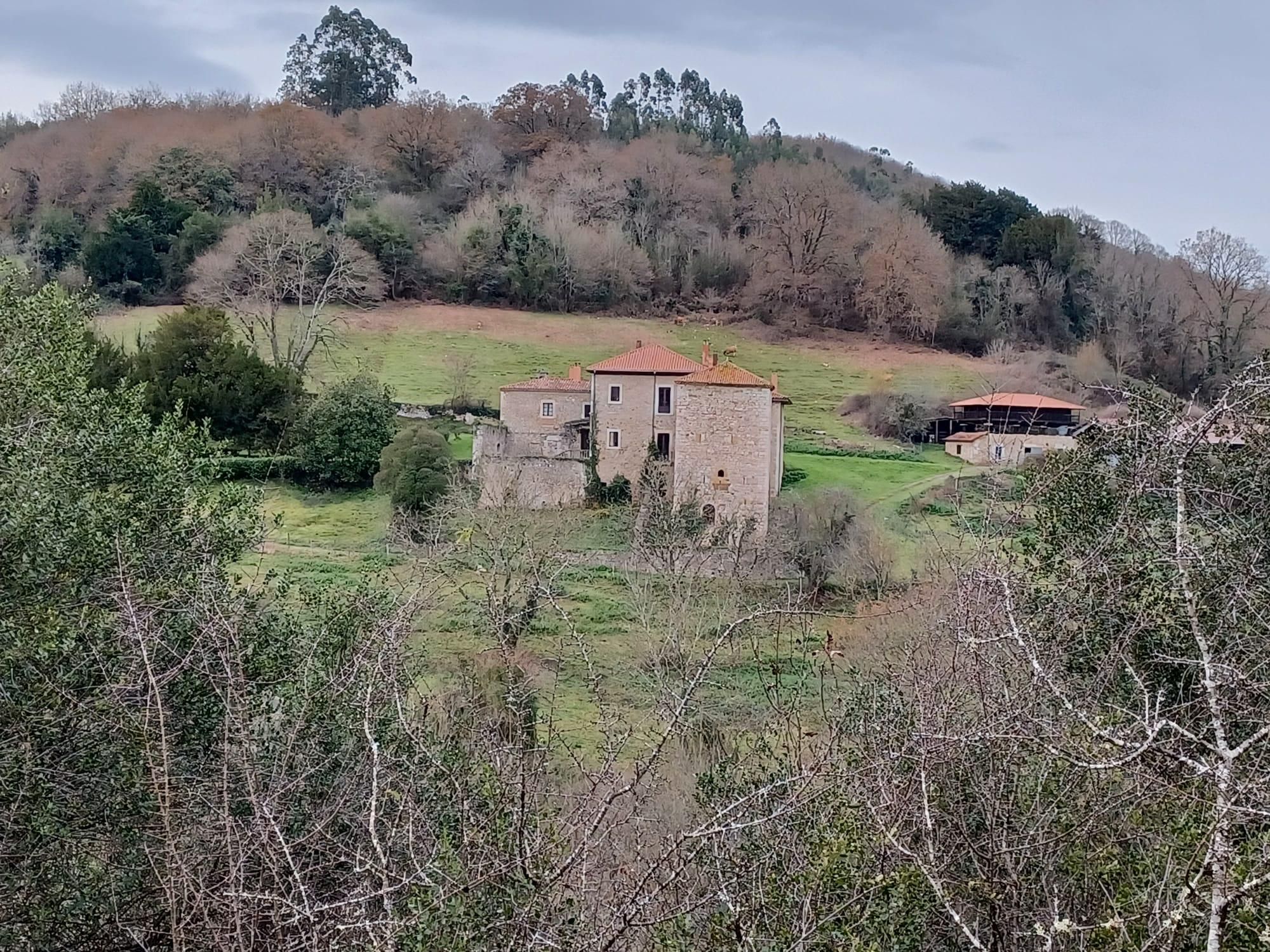 La Torre de Báscones está a la venta: así es el espectacular conjunto palaciego de Grado
