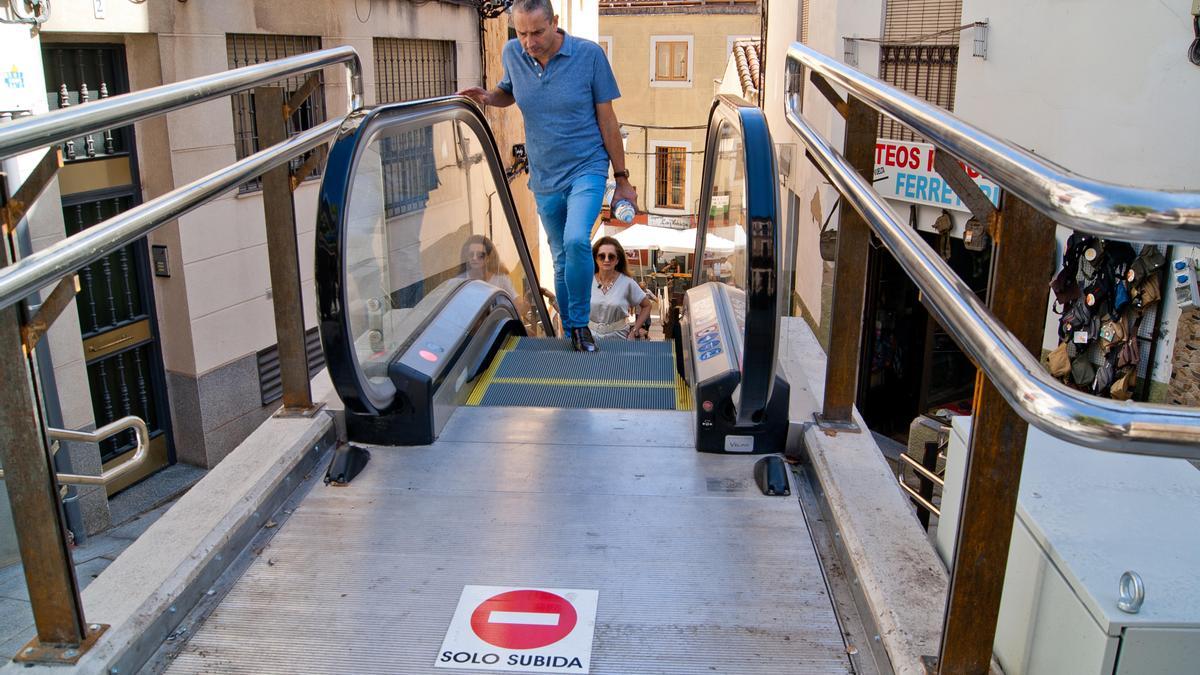 Vista de la escalera mecánica de la calle Alzapiernas en su conexión con la calle Parras.