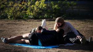 Un grupo de amigas, reunidas en una plaza.