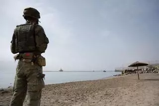Colocación de una boya flotante para marcar el límite entre la playa del Tarajal de Ceuta y Marruecos